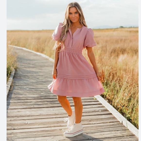Love Olive Co Dresses & Skirts - Love Olive Co Pink Puff Sleeve Dress size Small